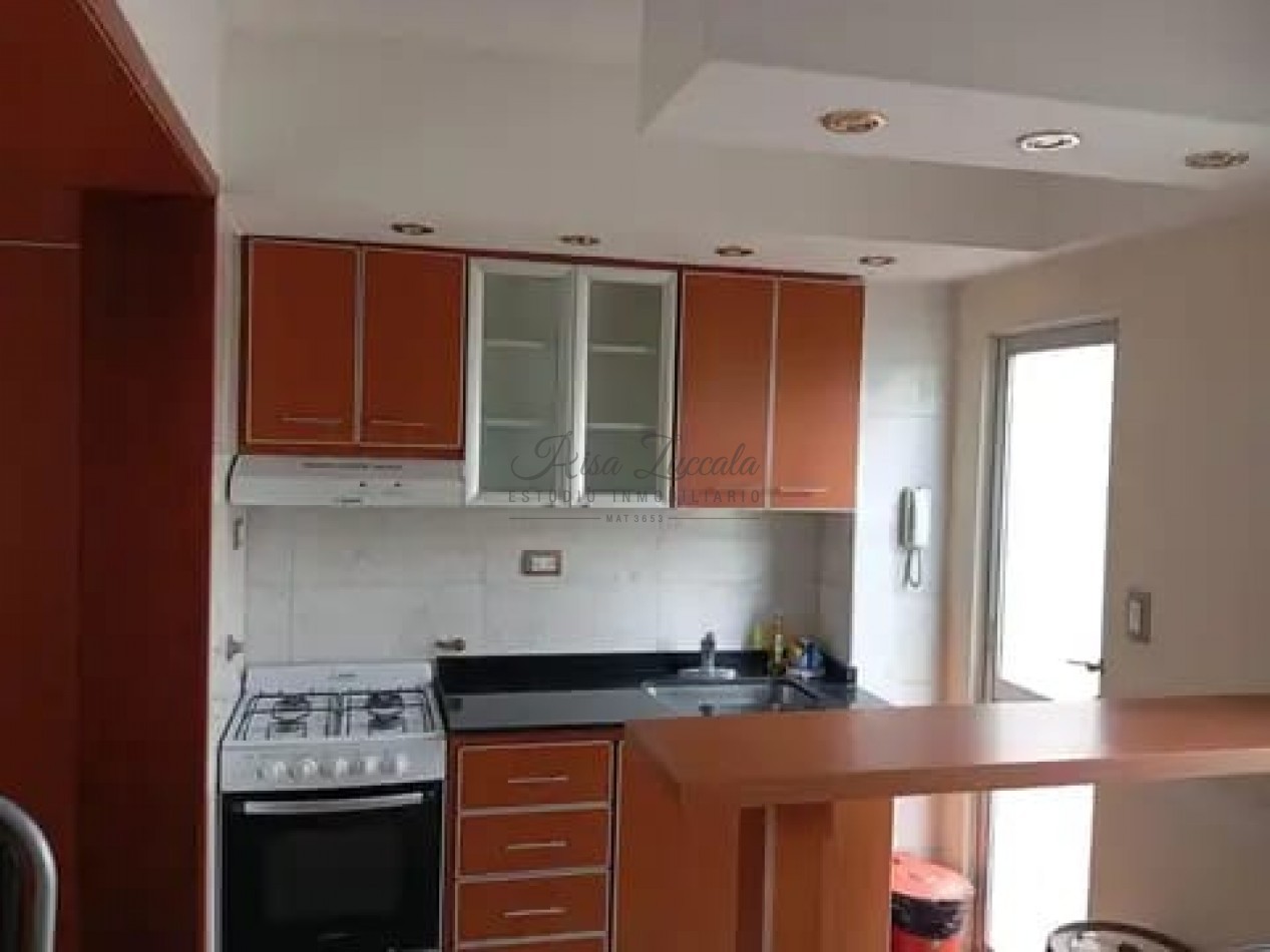 EN VENTA! 2 AMB C/ BALCON Y COCHERA - ZONA CENTRO 