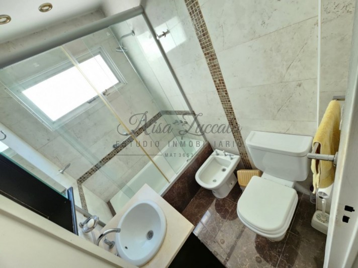 EN VENTA! 2 AMB C/ BALCON Y COCHERA - ZONA CENTRO
